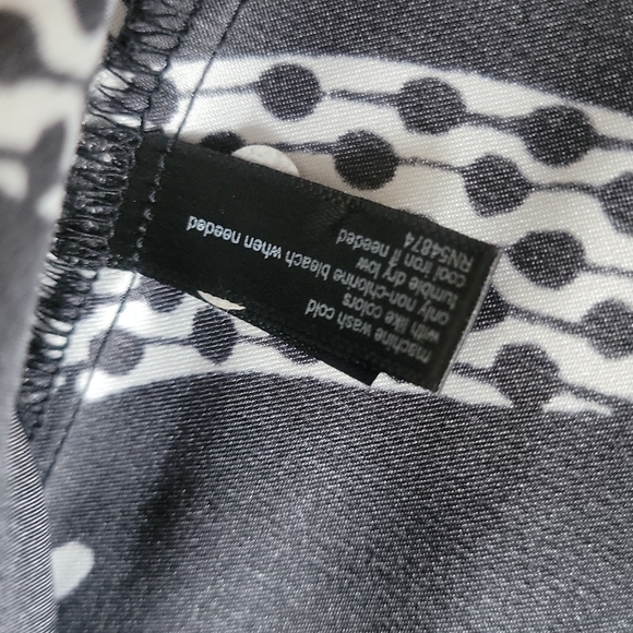 The Limited Keyhole Sleeveless Halter Like Tank - Picture 10 of 13